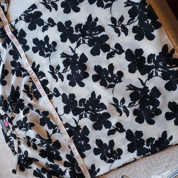 Vince Camuto Off-White and Black Flowy Blouse - Picture 12 of 13